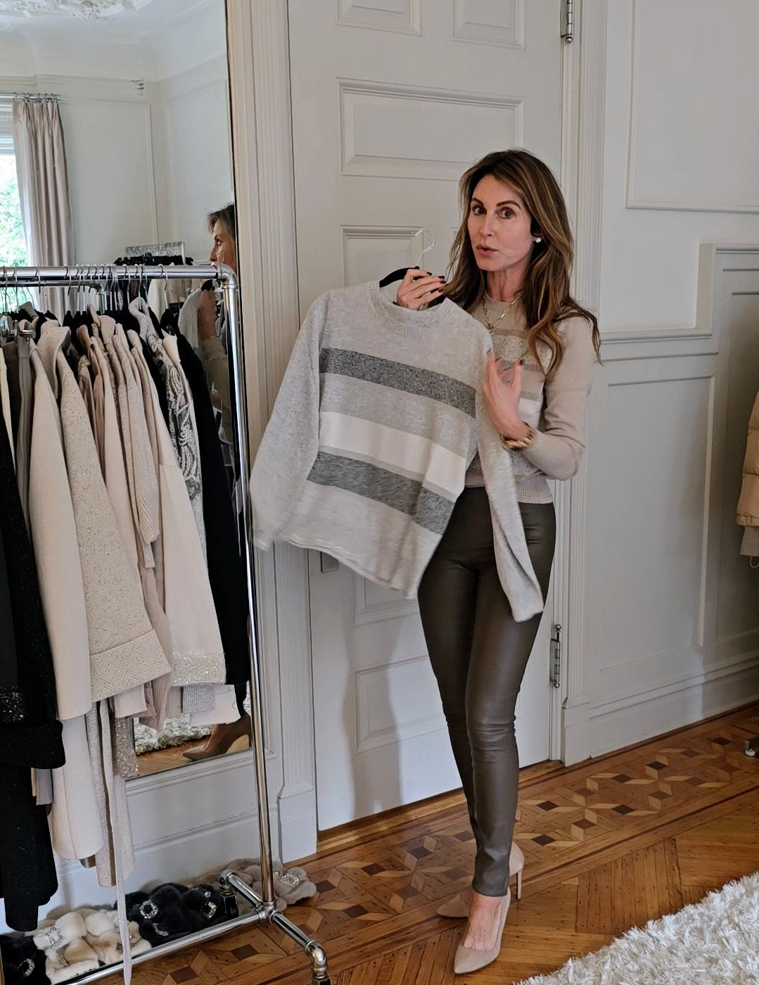 Sweater with stripe and chain