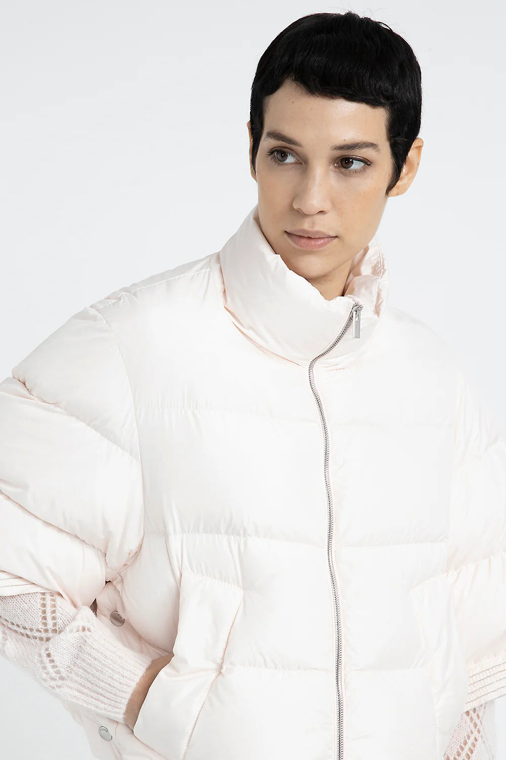 Three-quarter-sleeved drip-proof short down jacket